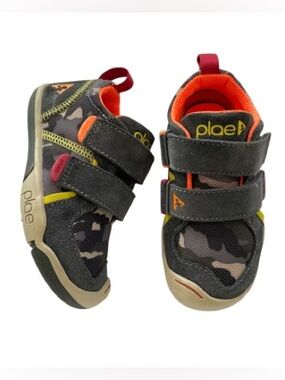 plae sneakers